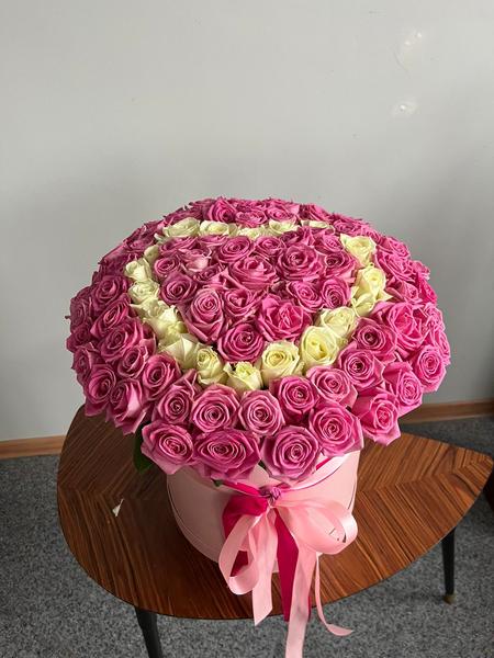Букет "Розовое сердце из 101 розы в шляпной коробке"